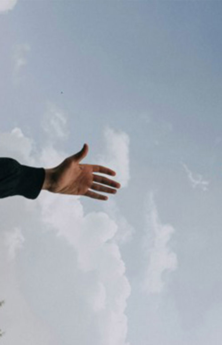 Gökyüzü manzaralı fotoğrafta, sağ taraftan ve sol taraftan uzanan iki el birbirine doğru uzanmış. Sağdaki elin avucu yukarı dönük, soldaki elin avucu ise aşağı dönük duruyor. Sol üst köşede kalın puntolu küçük beyaz harflerle şu ifade yer alıyor: “Yeşilay bağışçısı ol.” Hemen altında, ince puntolu küçük beyaz harflerle şu ifade bulunuyor: “Yeşilay’a destek ver, geleceğimizi birlikte kurtaralım.”